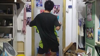 Bạn cùng phòng của tôi đã về nhà hết rồi, và cuối cùng tôi cũng có thể...