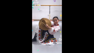 Xiao Jiowo's Mongolian folk dance is so spirited; everyone says she was born from Tong Liya and Dong