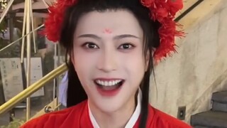 Lucu sekali! Betapa seriusnya mereka dalam drama, betapa remehnya mereka di luar drama! Kelompok ini
