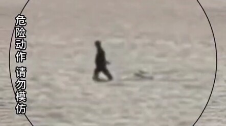 บนแม่น้ำเฉียนถางปรากฏบุคคลเดินบนผิวน้ำ