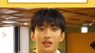 "أعتقد أنه من المستمعين المخلصين لجيني على ما يبدو." بعد أن أجاب لي شو مين بثقة بهذا الجواب، وجه له 