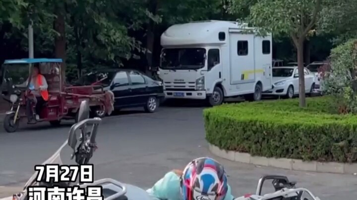 “Thật là võ công!” Xe máy hơn 500 cân đổ xuống, anh cảnh sát cơ động “nhẹ nhàng” đỡ dậy.