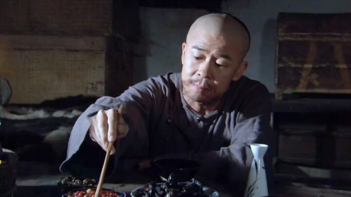 The constable enjoys braised rat meat with soy sauce as a snack—unaware his guest is a high-ranking 