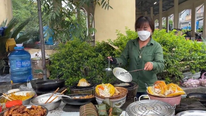 Quán ăn vỉa hè bán gần chục món khách vây kín tại TTTM Quảng Điền, Huế