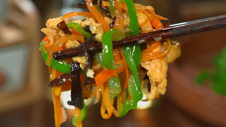 Trong tủ lạnh chắc có cả ớt và trứng rồi nhỉ? Chỉ cần xào đơn giản thế này là đủ no với ít nhất hai 