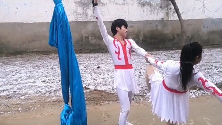 في هذا الجو البارد الذي يُرتجف منه الجسد، لا يزال الطفلان يؤدّيان عرضهما بحماسة. الحياة ليست سهلة، ف