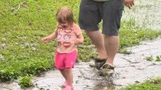 爸爸陪着女儿淋雨玩耍，童年的幸福回忆+1...