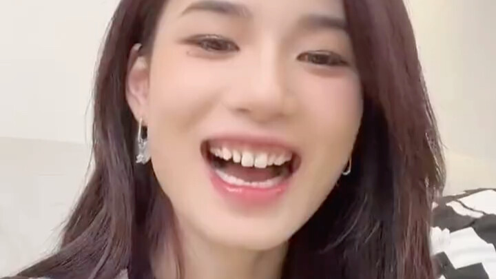 Xiao Xian’s Bilibili livestream was nonstop action—hahahaha, she even kicked the No. 1 fan, Zhou Mi,