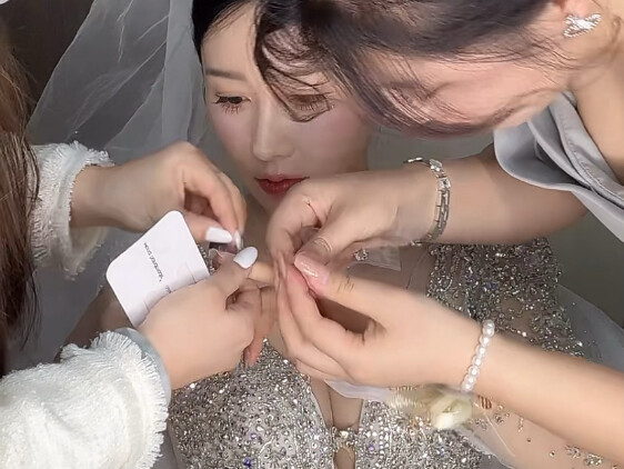 The bridesmaid really knows how to pose—give her a big thumbs up!