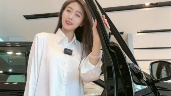 Ultra-short hip-hugging skirt + attack-speed shoes + eight straight-up cute pleas in a row—she’s *so