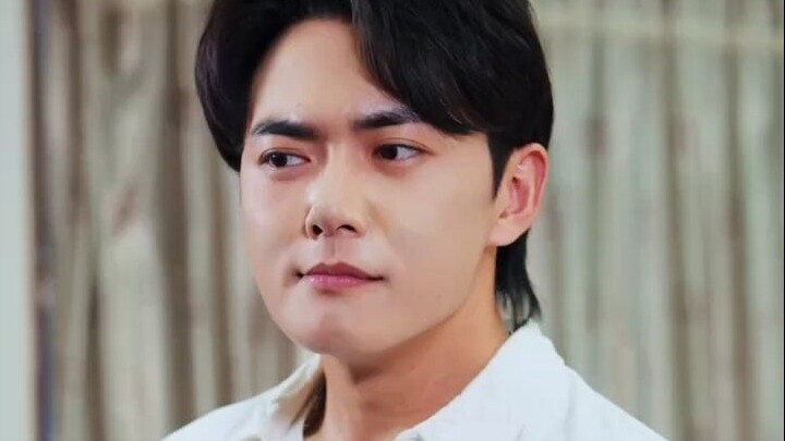 To evade a wanted notice, he became a bodyguard and accidentally walked into a bathroom, sealing a d