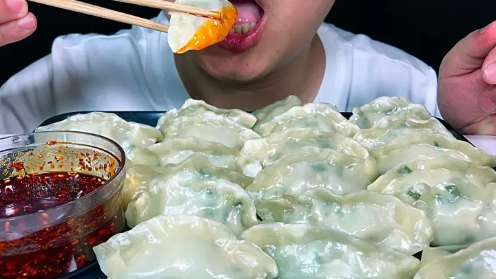 Eat and listen to steamed dumplings stuffed with leeks and meat!