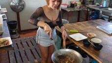 Special Thai PAPAYA Salad Served By Beautiful Pattaya Girl - Thailand Street Food