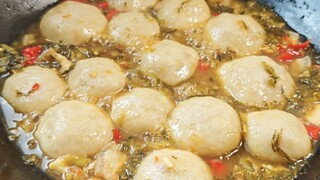 Món ăn nhẹ của cô gái nhỏ đáng yêu
