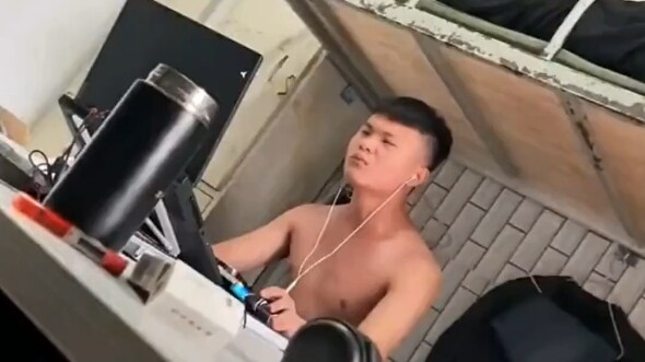Người bạn cùng phòng tự giác