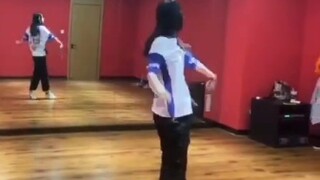 He Yige's dance tutorial