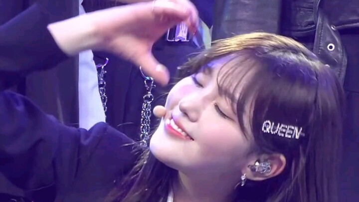 Cuối cùng thì cũng biết vì sao clip trực tiếp của cô ấy lại dài nhất rồi! Idol kiểu “nhặt tiền” hạng