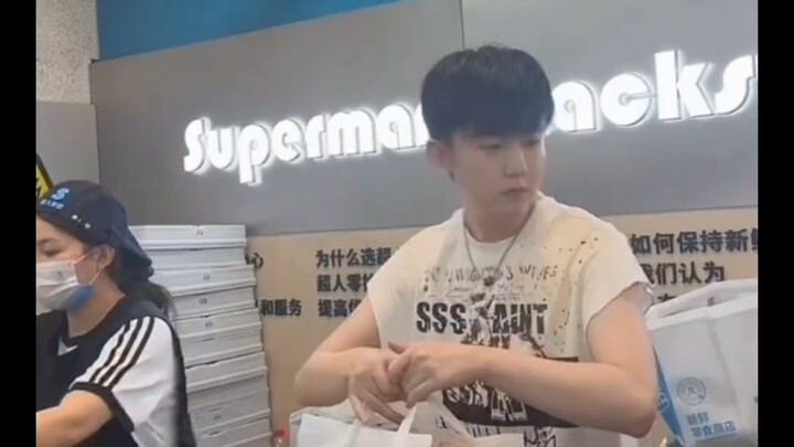 “Feels like getting ‘sanctioned’ has made him behave—haha!” Li Mingde is packing up in his shop, loo
