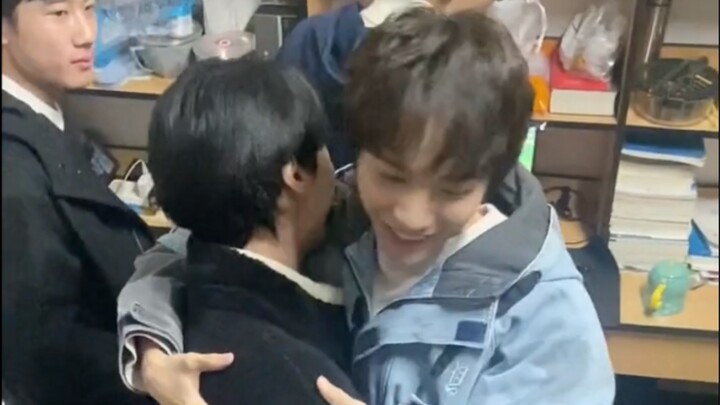 Khi bạn có một người bạn cùng phòng hay làm nũng...