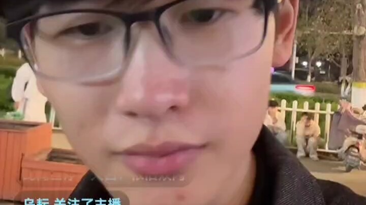 ถังเจียฉีโชว์สเต็ปแดนซ์ให้สาวๆ ในไลฟ์ พร้อมสีหน้ามาดเข้มและสองตาแวบวับเหมือนเดิม