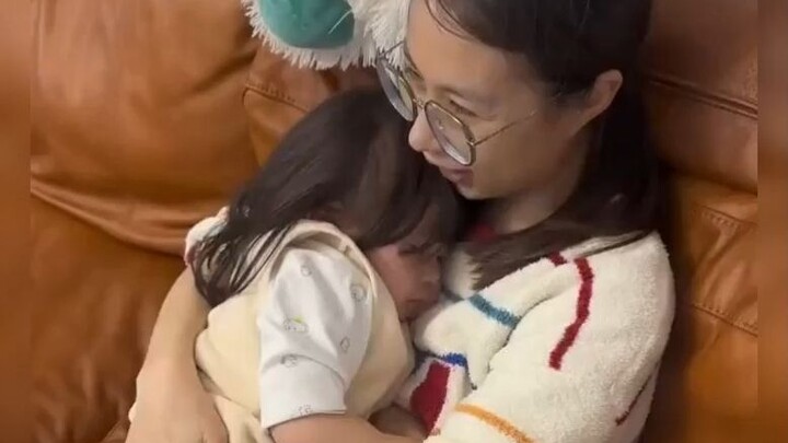 ใครกันที่ไม่ใช่ลูกน้อยแสนดีต่อหน้าแม่ล่ะ?