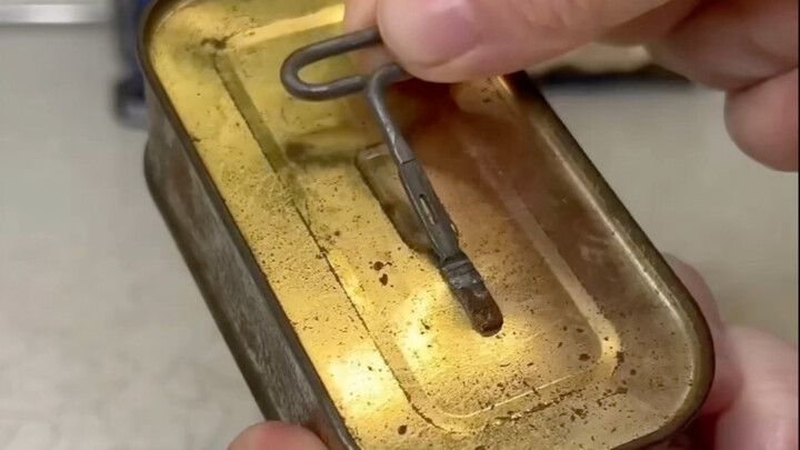 علبة طعام في عالم ما بعد نهاية العالم