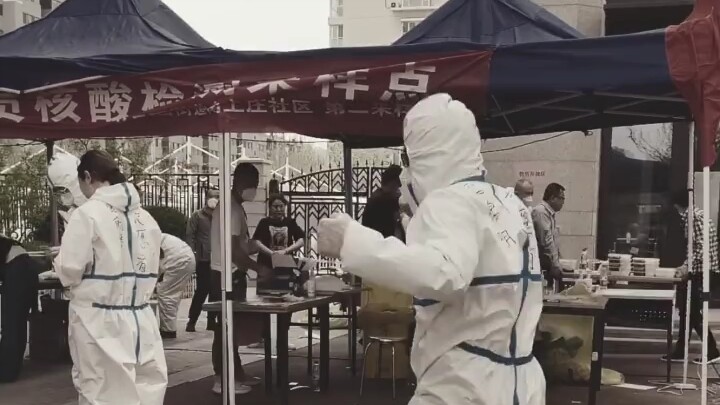 ไวรัสตัวร้าย แกเป็นต้นเหตุให้พวกเราต้องกลายเป็นด้าไป๋ ตายซะเถอะ!