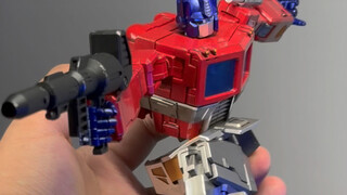 Luar biasa! Karet biru abadi menikmati bermain amkpro Optimus Prime!