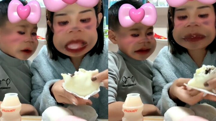 Mom tricks her son into thinking snow skin mooncakes are steamed buns, leaving netizens in stitches: