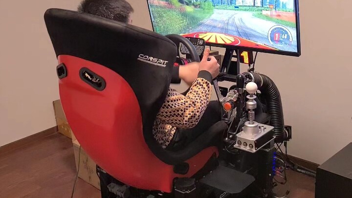 Teman datang ke rumah untuk mencoba kursi G-force di Dirt Rally 2.0; akselerasinya benar-benar dahsy