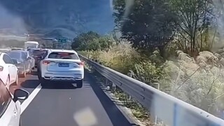 Spring Festival travel rush: Ambulance rushes through highway traffic jams using the emergency lane,