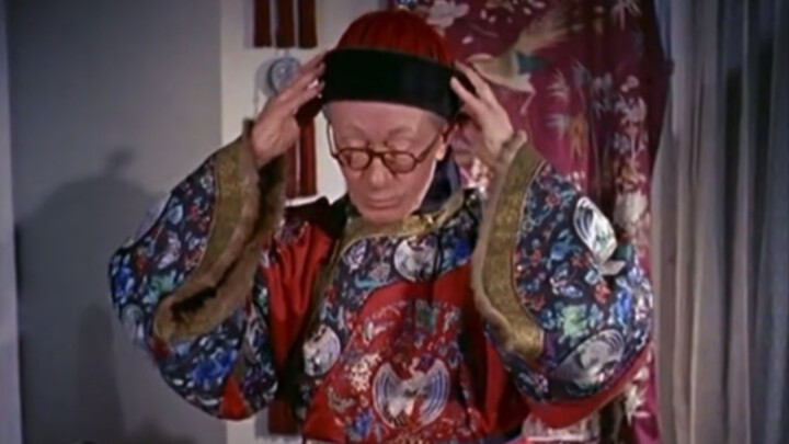 Real footage from 1956 of a foreigner wearing an imperial empress’s robe in front of the camera