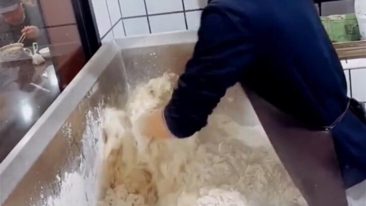 Nhào bột cũng là một kỹ năng, không chỉ cần sức khỏe là đủ!