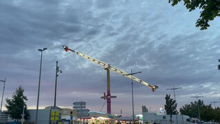 Victoria thích thú khám phá khu vui chơi ngoài trời_ Foire Kermesse