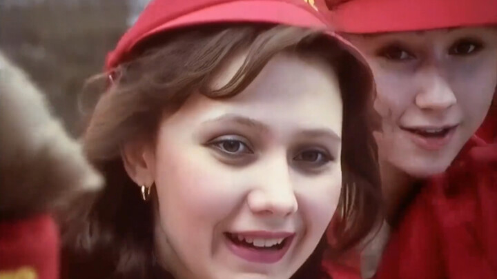 1990年苏联首家麦当劳开业的真实影像，人山人海，队伍长达几公里