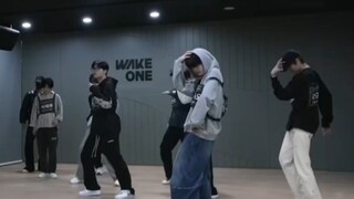 ZB1 cover少女时代Mr. Mr.练习室花絮！章昊MBC那天的舞台直拍是真神啊，再去多刷几遍！