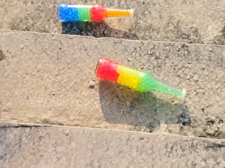 Khoảnh khắc giải áp khi lăn chai xuống cầu thang