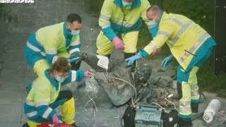 男人惊恐的发现自已的身体与皮肤，正在与路面融为一体