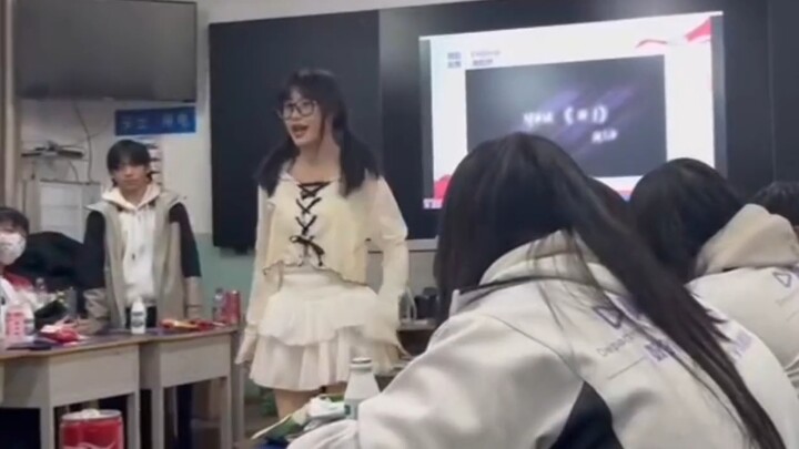 要过元旦了，晚会上班花给我们带来了一支舞蹈，挺可爱的。