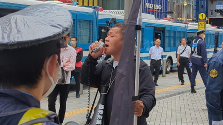 与中核派一起第一人称体验和右翼的亲密接触。在大部分情况下警察并不会主动找右翼麻烦，通常放任起进行挑衅，即便直接产生冲突也不会被逮捕，反而会被拘留的是左翼。…