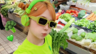 Siapa peduli? Aku ingin jadi pelangi kecil bahkan saat pergi ke pasar sayur.