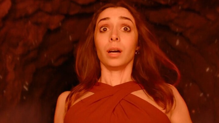 Một người phụ nữ và một người đàn ông lạ mặt bước vào một hang động bí ẩn và bị mắc kẹt ở một chiều 