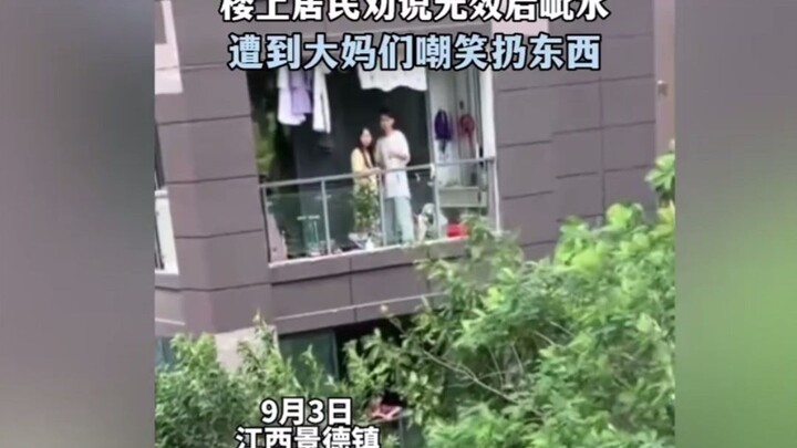 小伙硬核对抗广场舞大妈名场面，年轻小伙一招制敌，这也太损了