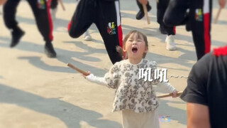 เด็กหญิง Yingge วัย 5 ขวบจากหยูเจียวปรากฏตัวอีกครั้ง ก้าวเล็กๆ ของเธอช่างน่ารักมาก! ออร่าแรงมาก! #英歌