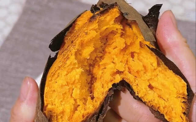 ต่อจากวิดีโอที่แล้ว เจ้าของร้านขายไส้กรอกปิ้ง หันมาขายมันหวานปิ้งแทน แต่ก็ถูกหลอกอีกแล้ว