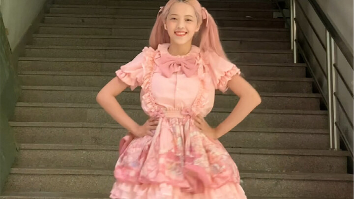 สีชมพู ลูบไล้ และลูบไล้ นานา