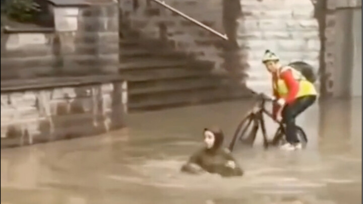 Bạn không thấy là tôi vừa vớt được xe đạp của mình lên à?