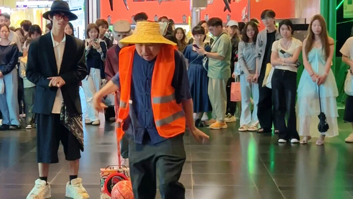 คุณลุงทำความสะอาดถนนว่าฉันเต้นไม่เก่ง เลยตัดสินใจลงมือโชว์เอง แต่ผลที่ได้กลับเป็น…