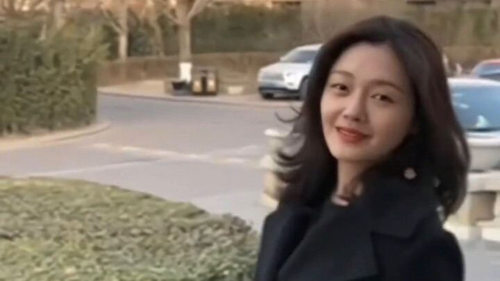 Setelah dewasa, putri Da S, Xiao Yue’er, berjuang untuk mendapatkan kembali barang-barang yang ditin