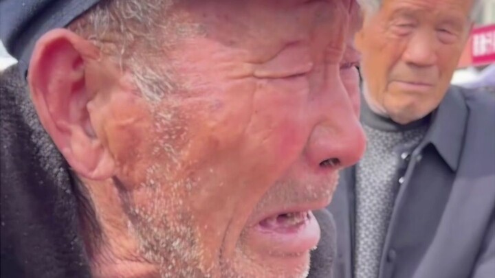 Granddaughter steals grandfather’s old watch; upon finding out, he instantly has tears in his eyes.